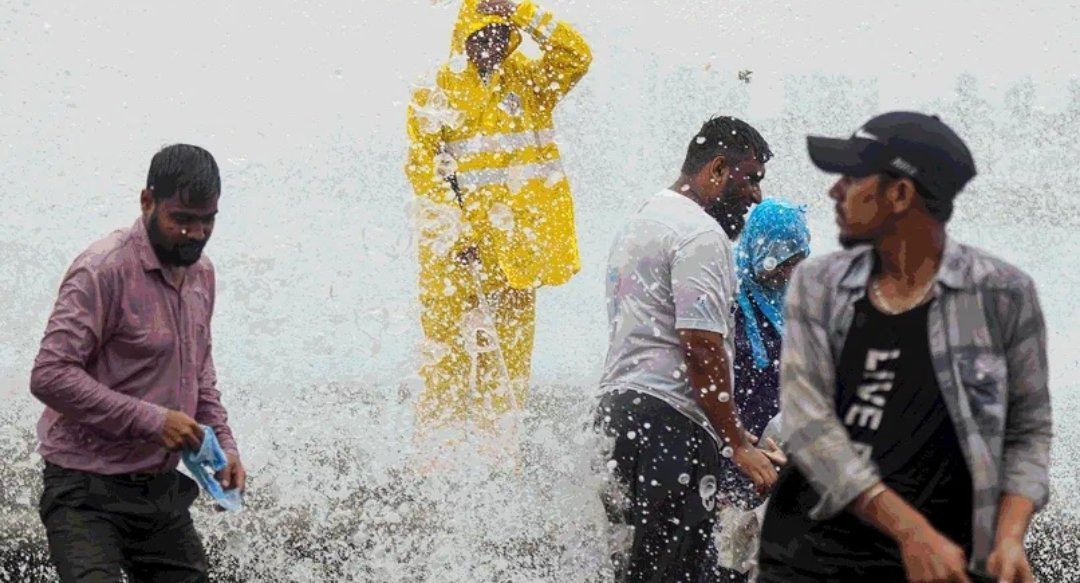 मुंबई में मूसलाधार बारिश का कहर: चॉल ढही, छह की मौत, कई हादसों में नौ लोगों ने गंवाई जान