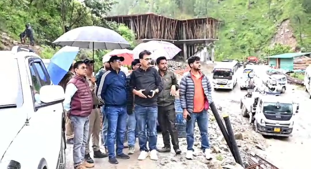 लगातार बारिश के बीच डीएम प्रशांत आर्य ने स्यानाचट्टी का किया निरीक्षण, राहत कार्य तेज करने के निर्देश लगातार बारिश के बीच डीएम प्रशांत आर्य ने स्यानाचट्टी का किया निरीक्षण, राहत कार्य तेज करने के निर्देश