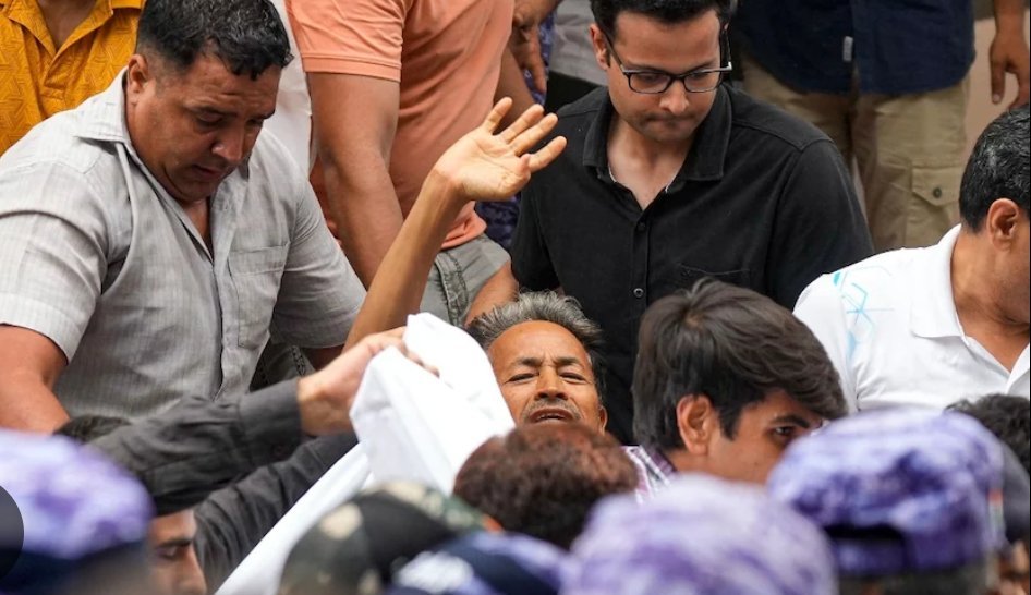 वांगचुक मामले में हाईकोर्ट ने अंतरिम राहत से किया इनकार, केंद्र को नोटिस वांगचुक मामले में हाईकोर्ट ने अंतरिम राहत से किया इनकार, केंद्र को नोटिस