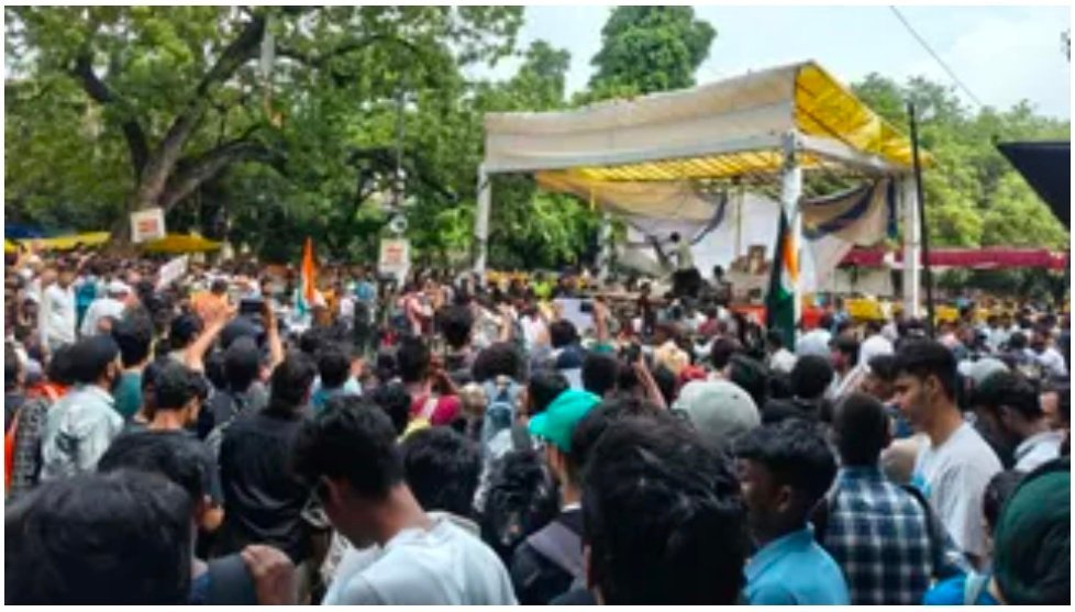 जंतर-मंतर पर फिर सजा मंच, जुटी हजारों की भीड़, CJP का संसद मार्च जारी जंतर-मंतर पर फिर सजा मंच, जुटी हजारों की भीड़, CJP का संसद मार्च जारी