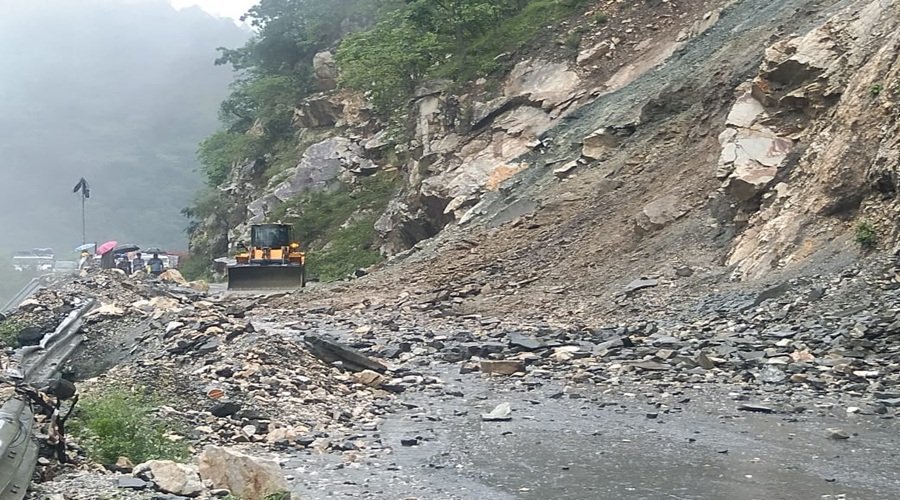 उत्तराखंड में बारिश का कहर जारी: पांच जिलों में ऑरेंज अलर्ट, कई जिलों में स्कूल बंद, भूस्खलन से मार्ग प्रभावित उत्तराखंड में बारिश का कहर जारी: पांच जिलों में ऑरेंज अलर्ट, कई जिलों में स्कूल बंद, भूस्खलन से मार्ग प्रभावित