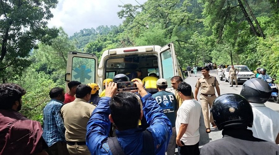 उत्तराखंड : ज्योलीकोट के पास 40 मीटर गहरी खाई में गिरा वाहन, लखनऊ के छह पर्यटक घायल उत्तराखंड : ज्योलीकोट के पास 40 मीटर गहरी खाई में गिरा वाहन, लखनऊ के छह पर्यटक घायल