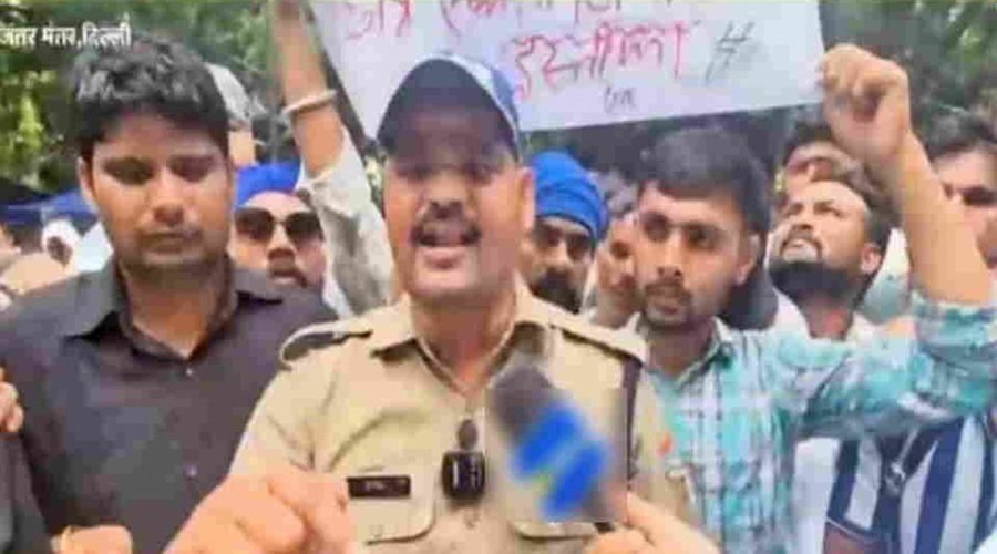 दिल्ली के छात्र आंदोलन में शामिल हुआ उत्तराखंड पुलिस का सिपाही, विभाग ने मांगी रिपोर्ट दिल्ली के छात्र आंदोलन में शामिल हुआ उत्तराखंड पुलिस का सिपाही, विभाग ने मांगी रिपोर्ट