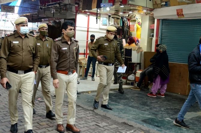 पुलिसकर्मियों पर हमला, आंखों में मिर्च पाउडर डालकर लाठी-डंडों से पीटा पुलिसकर्मियों पर हमला, आंखों में मिर्च पाउडर डालकर लाठी-डंडों से पीटा