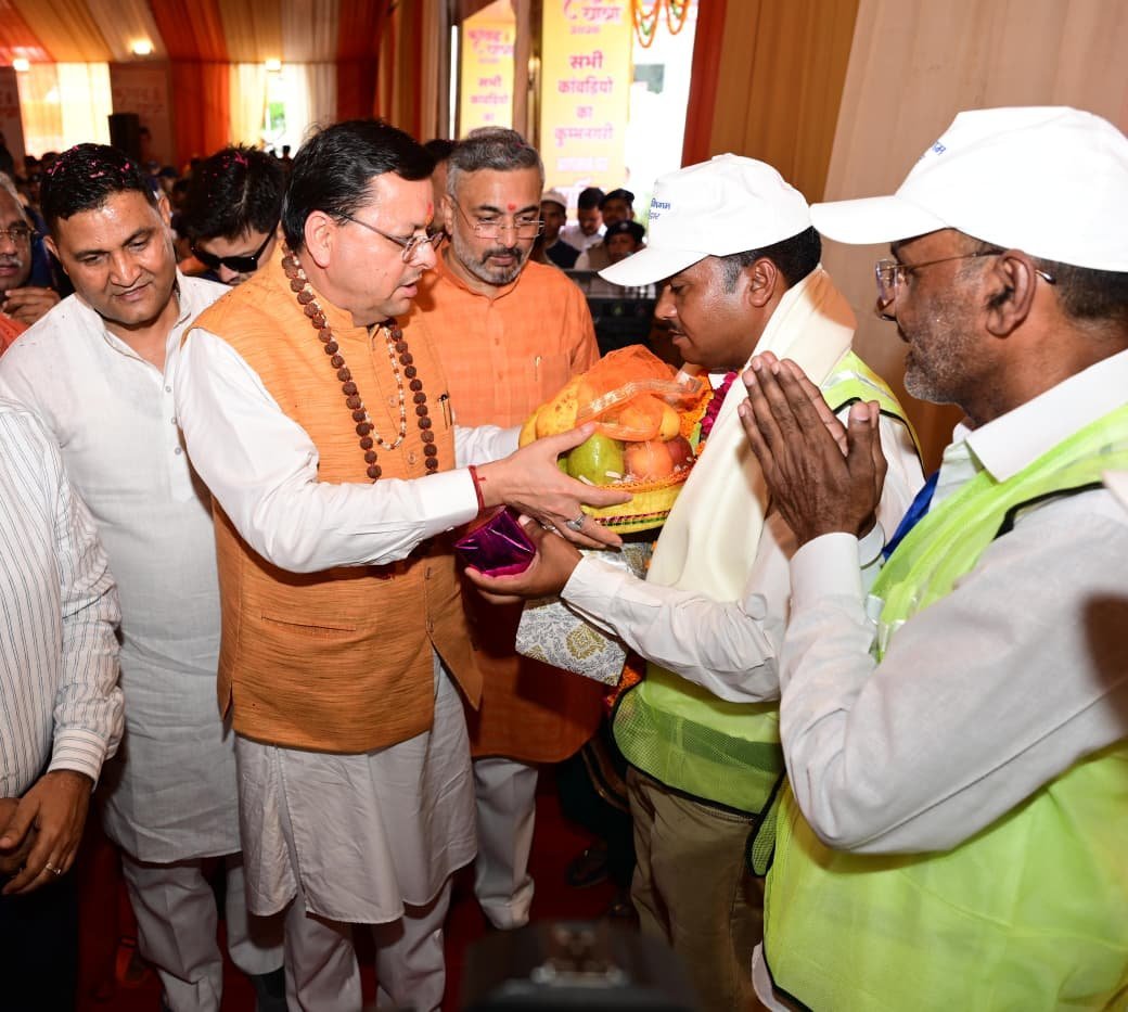 शिवभक्त कांवड़ियों का मुख्यमंत्री ने किया भब्य स्वागत पुलिस कर्मी एवं पर्यावरण मित्र सम्मानित शिवभक्त कांवड़ियों का मुख्यमंत्री ने किया भब्य स्वागत पुलिस कर्मी एवं पर्यावरण मित्र सम्मानित