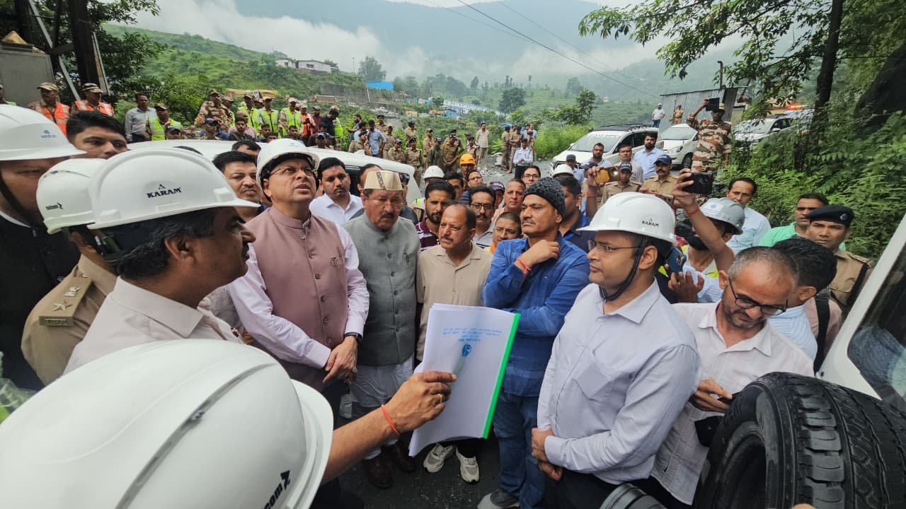 खराब मौसम के बीच पीपलकोटी पहुंचे सीएम धामी, टनल रेस्क्यू ऑपरेशन का लिया जायजा खराब मौसम के बीच पीपलकोटी पहुंचे सीएम धामी, टनल रेस्क्यू ऑपरेशन का लिया जायजा