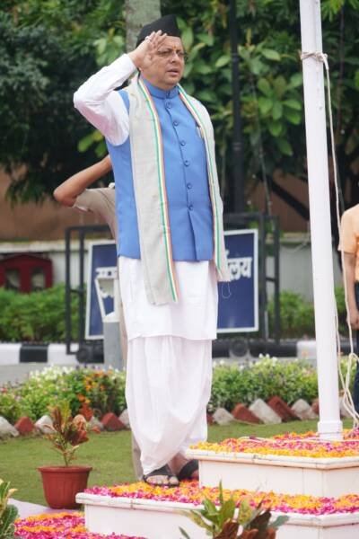 स्वतंत्रता दिवस पर मुख्यमंत्री धामी ने परेड ग्राउंड में फहराया तिरंगा, सात बड़ी घोषणाओं का किया ऐलान स्वतंत्रता दिवस पर मुख्यमंत्री धामी ने परेड ग्राउंड में फहराया तिरंगा, सात बड़ी घोषणाओं का किया ऐलान