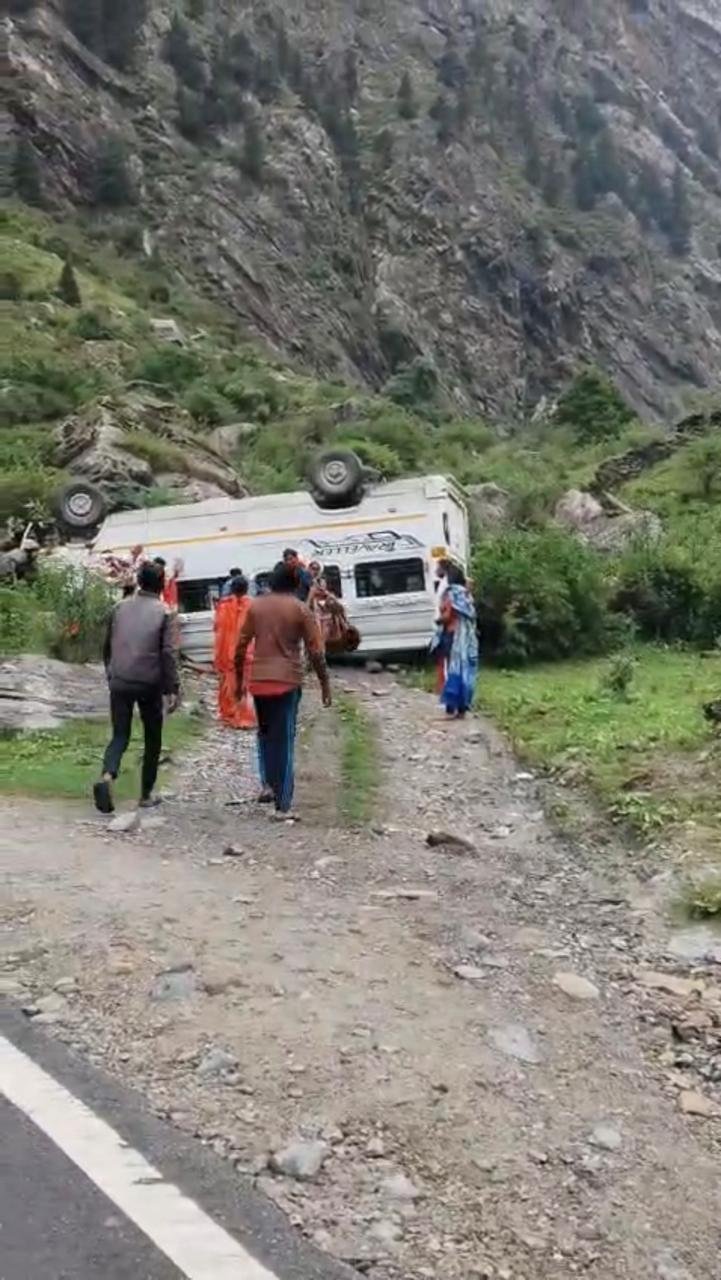 सोनगाड के पास ब्रेक फेल होने से टेंपो ट्रेवल्स पलटा, 17 यात्री थे सवार सोनगाड के पास ब्रेक फेल होने से टेंपो ट्रेवल्स पलटा, 17 यात्री थे सवार