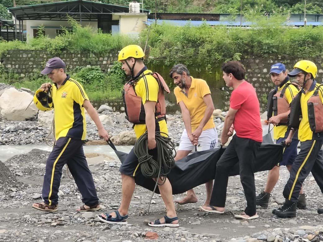 सहस्त्रधारा में स्नान के दौरान डूबे व्यक्ति का शव दो किलोमीटर दूर मिला, SDRF ने चलाया सर्च अभियान