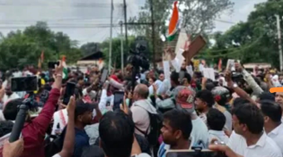 रांची में छात्रों का विधानसभा कूच, तीन परत की बैरिकेडिंग तोड़ी, पुलिस से बढ़ा टकराव रांची में छात्रों का विधानसभा कूच, तीन परत की बैरिकेडिंग तोड़ी, पुलिस से बढ़ा टकराव