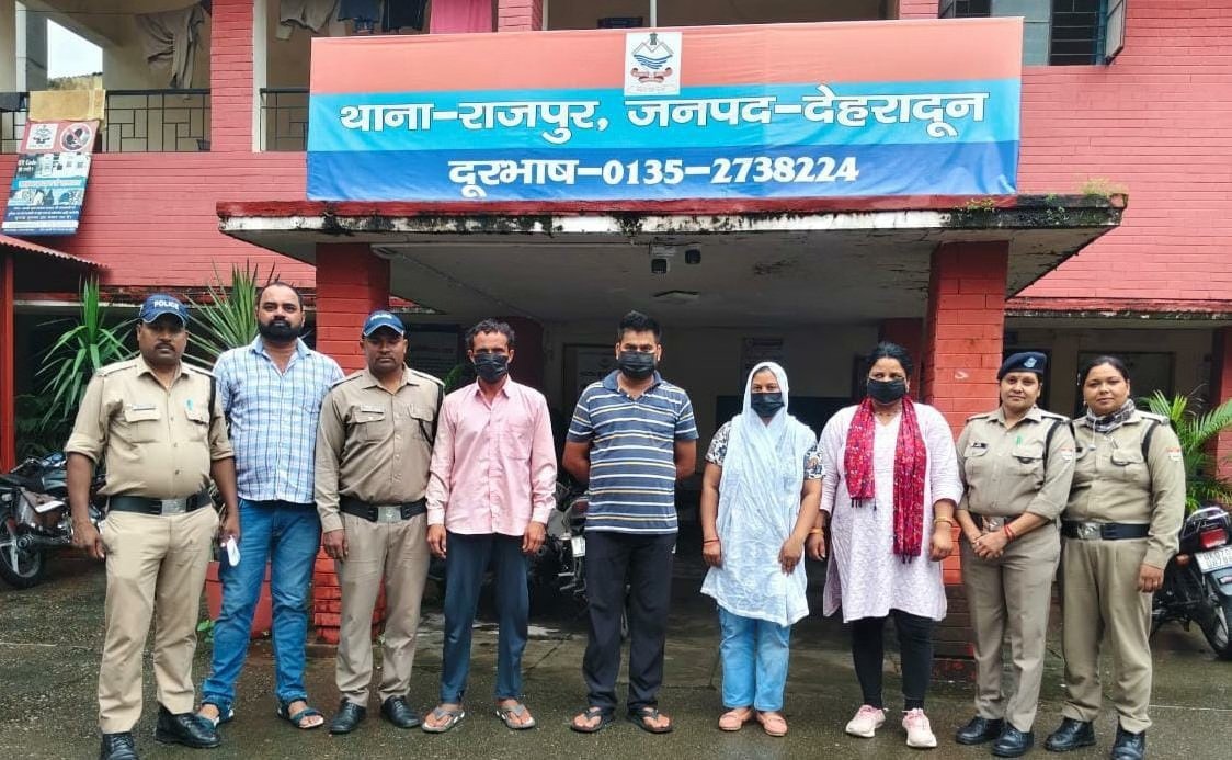 नाबालिग बेटी को 2 लाख में बेचने वाली मां समेत चार आरोपी गिरफ्तार, अपहरण की झूठी कहानी का खुलासा