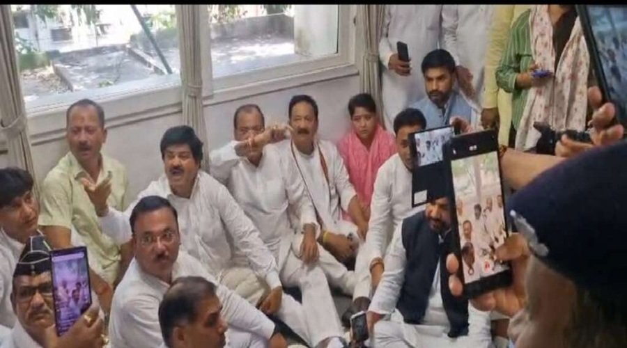 खड़गे की रैली से पहले हल्द्वानी में कांग्रेस और पुलिस आमने-सामने, SSP कार्यालय में कांग्रेस का धरना खड़गे की रैली से पहले हल्द्वानी में कांग्रेस और पुलिस आमने-सामने, SSP कार्यालय में कांग्रेस का धरना