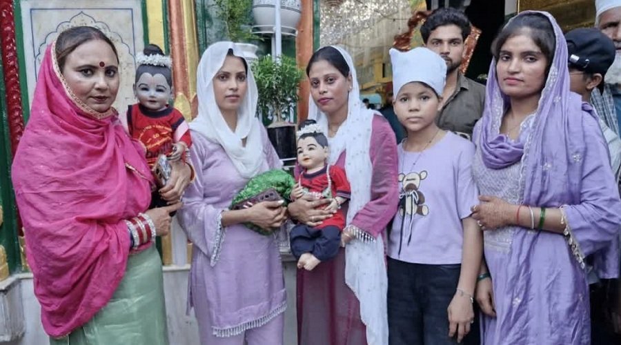 पिरान कलियर में दिखी गंगा-जमुनी तहजीब की मिसाल, पंजाब से लड्डू गोपाल साथ लेकर पहुंचा परिवार पिरान कलियर में दिखी गंगा-जमुनी तहजीब की मिसाल, पंजाब से लड्डू गोपाल साथ लेकर पहुंचा परिवार