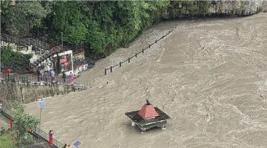 अलकनंदा चेतावनी स्तर से ऊपर, प्रशासन ने की नदी किनारों से दूर रहने की अपील