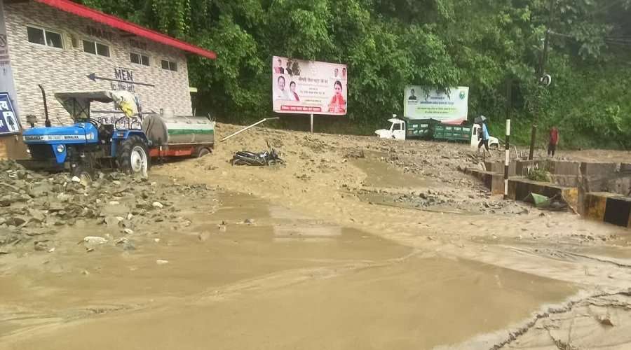 News Update : मूसलाधार बारिश से तबाही, केदारनाथ हाईवे पर गदेरे का सैलाब, कई वाहन मलबे में दबे News Update : मूसलाधार बारिश से तबाही, केदारनाथ हाईवे पर गदेरे का सैलाब, कई वाहन मलबे में दबे