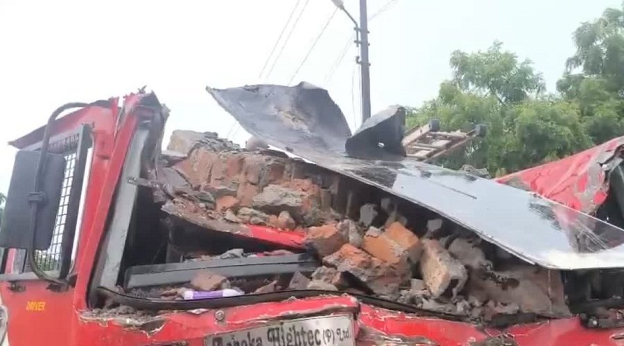 ग्रेटर नोएडा की इलेक्ट्रॉनिक चिप फैक्ट्री में भीषण आग, दीवार गिरने से दो फायरकर्मियों की मौत
