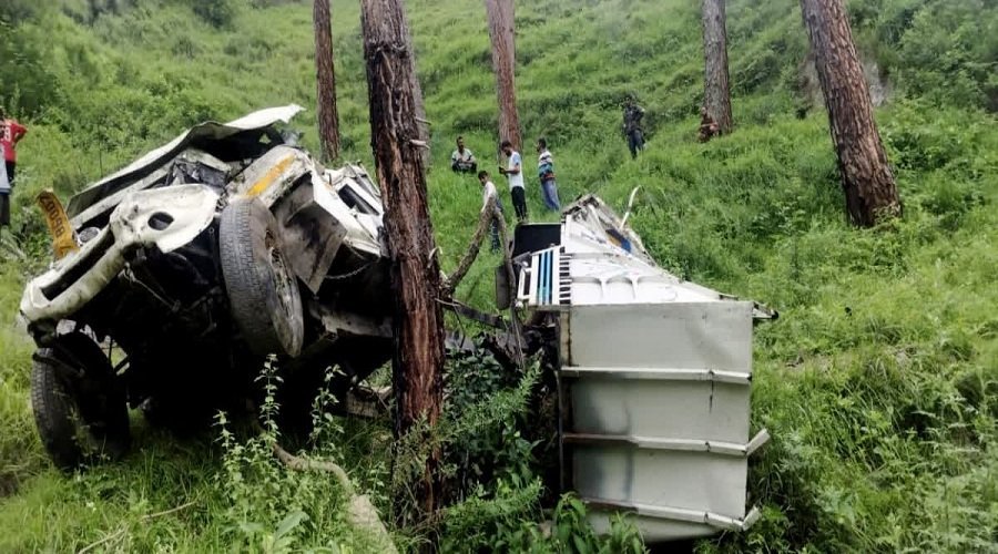 उत्तराखंड : 200 मीटर गहरी खाई में गिरा पिकअप, एक की मौत, एक गंभीर घायल