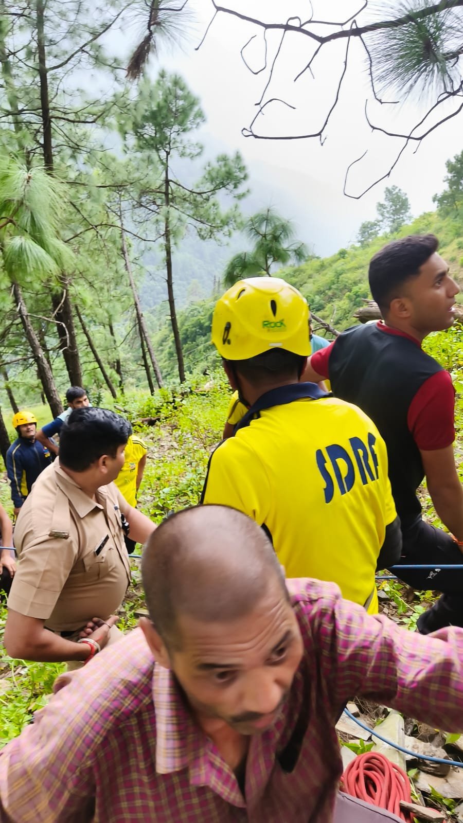 पिथौरागढ़ में 250 मीटर गहरी खाई में गिरा पिकअप, एक व्यक्ति की मौत पिथौरागढ़ में 250 मीटर गहरी खाई में गिरा पिकअप, एक व्यक्ति की मौत