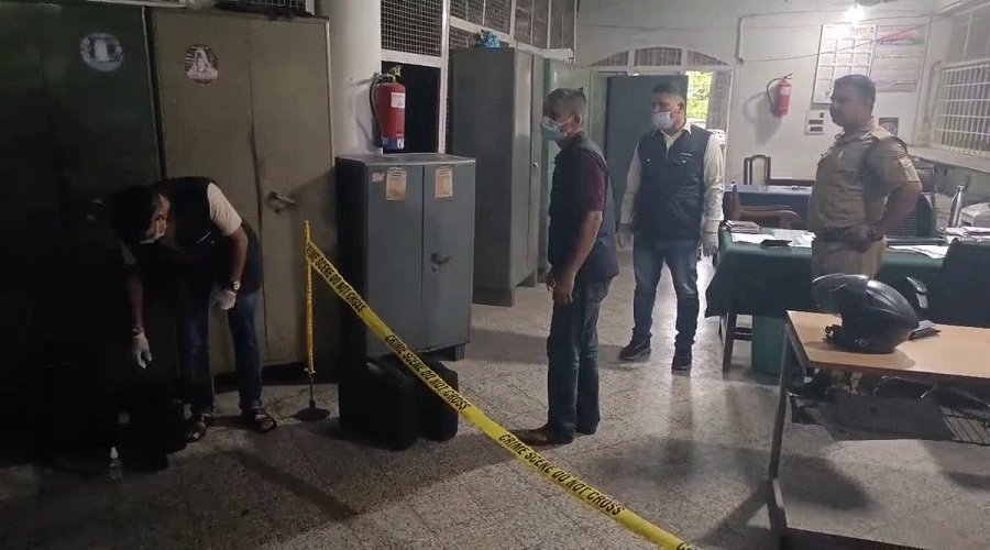 हल्द्वानी आरटीओ कार्यालय में चली गोली, मचा हड़कंप हल्द्वानी आरटीओ कार्यालय में चली गोली, मचा हड़कंप