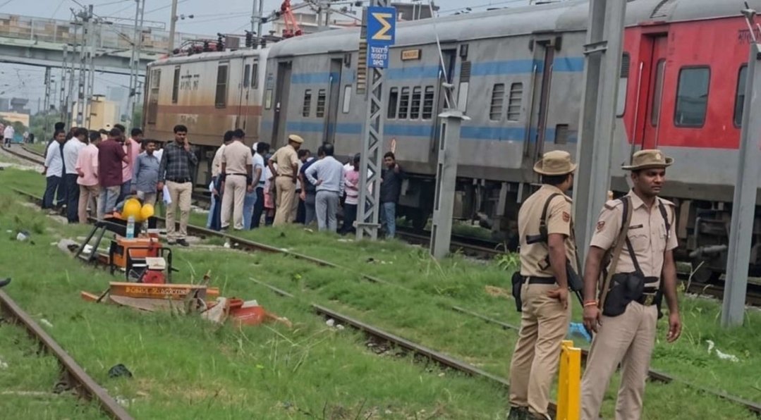 बड़ा रेल हादसा टला, महानंदा एक्सप्रेस के तीन हिस्से पटरी से उतरे बड़ा रेल हादसा टला, महानंदा एक्सप्रेस के तीन हिस्से पटरी से उतरे