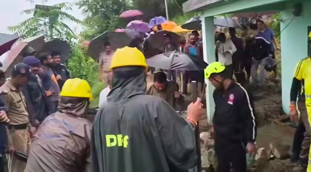 उत्तराखंड में भारी बारिश का कहर: मकान में घुसा मलबा, एक ही परिवार के तीन लोगों की मौत, SDRF और पुलिस ने चलाया रेस्क्यू अभियान उत्तराखंड में भारी बारिश का कहर: मकान में घुसा मलबा, एक ही परिवार के तीन लोगों की मौत, SDRF और पुलिस ने चलाया रेस्क्यू अभियान