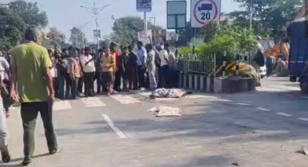 मोहब्बेवाला में सीमेंट लदा ट्रक पलटा, दो की मौत, दो घायल 