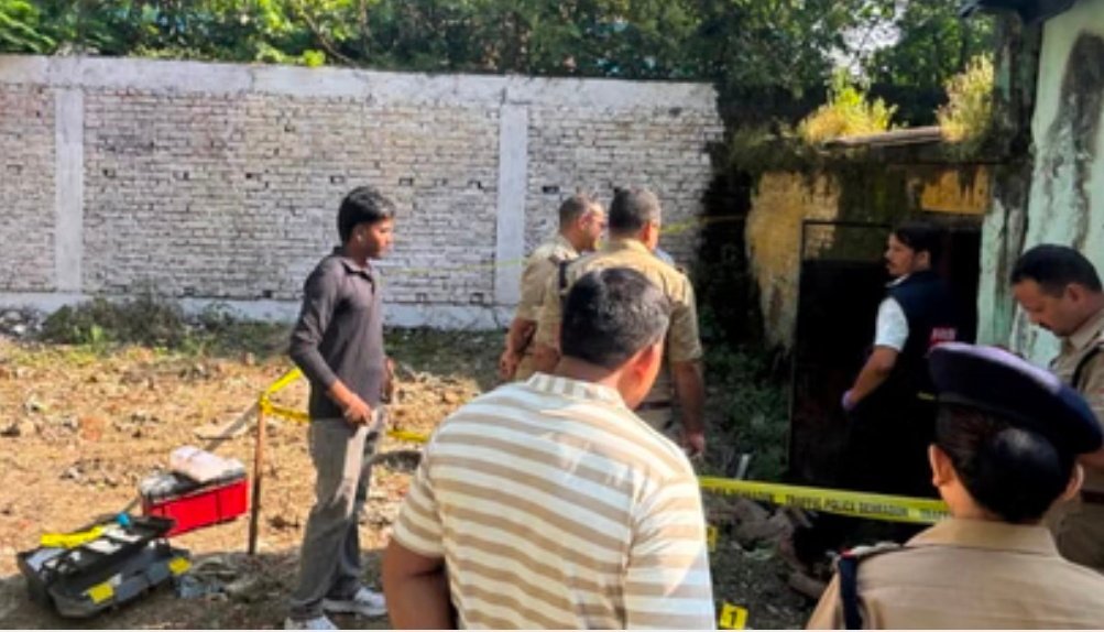 देहरादून में सनसनीखेज बारदात : पत्नी को गोली मारने के बाद पति ने पुलिस को किया फोन, फिर हुआ फरार देहरादून में सनसनीखेज बारदात : पत्नी को गोली मारने के बाद पति ने पुलिस को किया फोन, फिर हुआ फरार