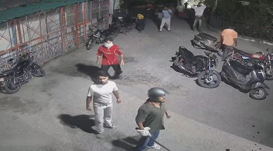 जिला अस्पताल की इमरजेंसी में चले लाठी-डंडे, धारदार हथियार लेकर पहुंचे, हमलावरों ने तोड़े शीशे जिला अस्पताल की इमरजेंसी में चले लाठी-डंडे, धारदार हथियार लेकर पहुंचे, हमलावरों ने तोड़े शीशे