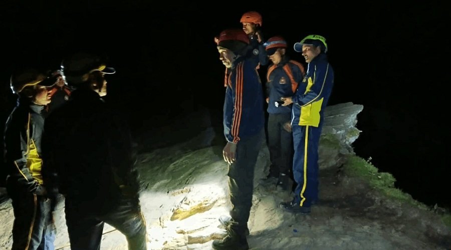 तुंगनाथ ट्रेक पर गहरी खाई में गिरी महिला, रातभर चला सर्च ऑपरेशन तुंगनाथ ट्रेक पर गहरी खाई में गिरी महिला, रातभर चला सर्च ऑपरेशन