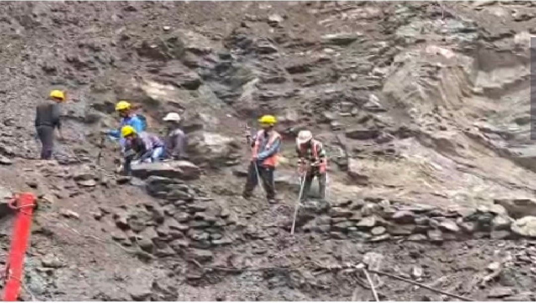 केदारनाथ पैदल मार्ग बंद: चीरबासा में मलबा और पत्थर गिरने से रास्ता अवरुद्ध, गौरीकुंड में रोके गए यात्री