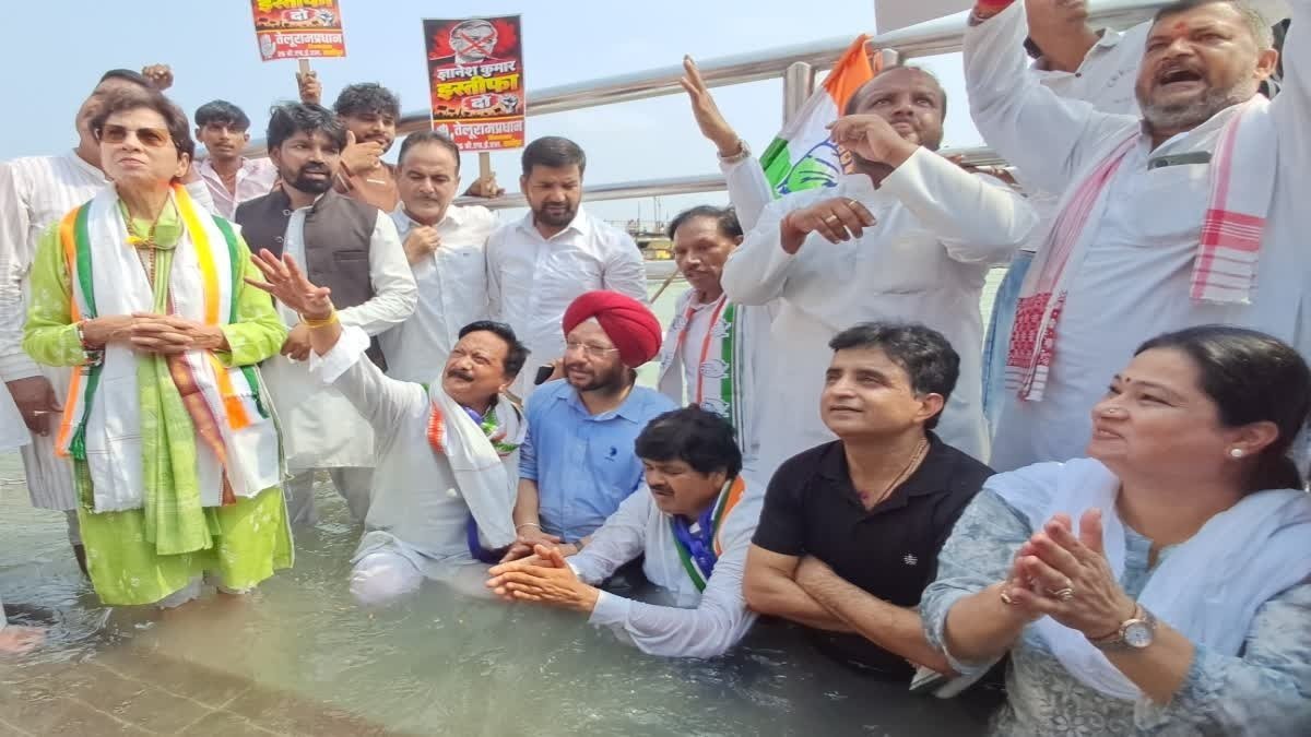 हरिद्वार में कांग्रेस की ‘वोट बचाओ, देश बचाओ यात्रा’, गंगाजल लेकर सरकार के खिलाफ संघर्ष का संकल्प हरिद्वार में कांग्रेस की ‘वोट बचाओ, देश बचाओ यात्रा’, गंगाजल लेकर सरकार के खिलाफ संघर्ष का संकल्प