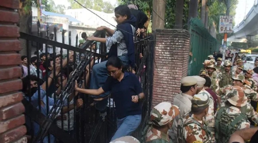 जामिया में छात्रसंघ चुनाव की मांग पर आंदोलन खत्म, प्रशासन ने मानीं तीन प्रमुख मांगें जामिया में छात्रसंघ चुनाव की मांग पर आंदोलन खत्म, प्रशासन ने मानीं तीन प्रमुख मांगें